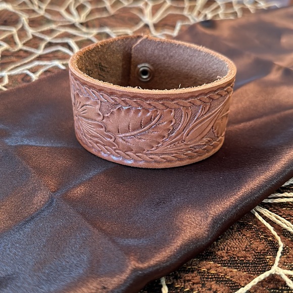 Stamped genuine leather cuff - Picture 4 of 7